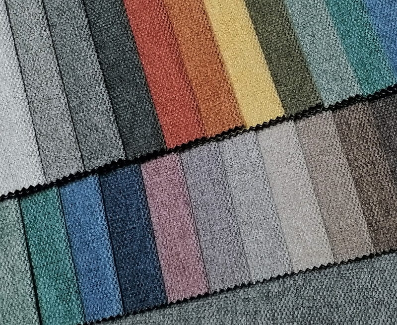 MATANA - tkanina obiciowa o wyrazistej plecionce na narożniku w salonie