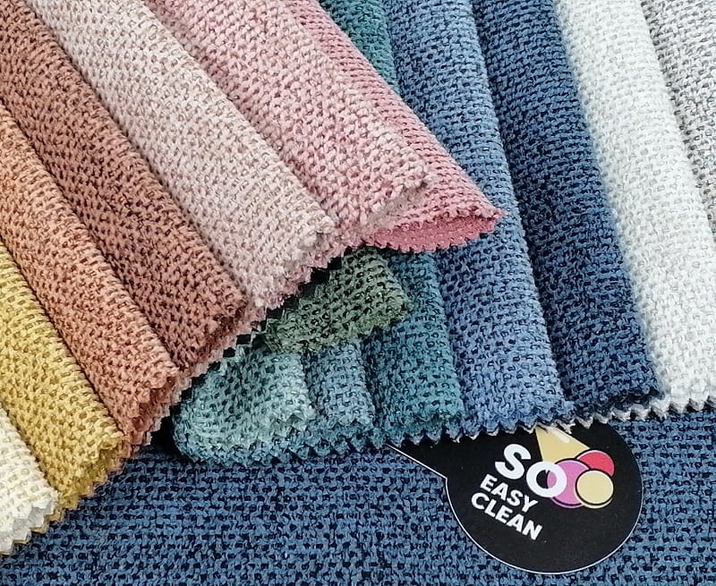 DIOSA - tkanina obiciowa strukturalna easy clean na jasnej sofie