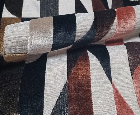 Tkanina obiciowa EMPIRE z kolorowym wzorem 3D na tle plecionki imitującej len, w kolorach beżu, brązu, bieli i czerni.