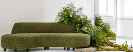 Sofa tapicerowana wyrazistą, tkaniną typu bouclé (bukla) przypominajaca futro baranka w kolorze oliwkowo-zielonym - ROLF 13