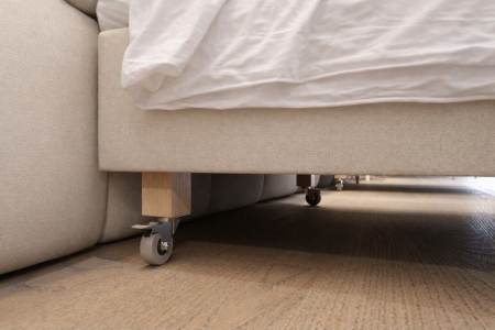 noga-drewniana-mebloa-z-kółkami i hamulcem - aranzacja