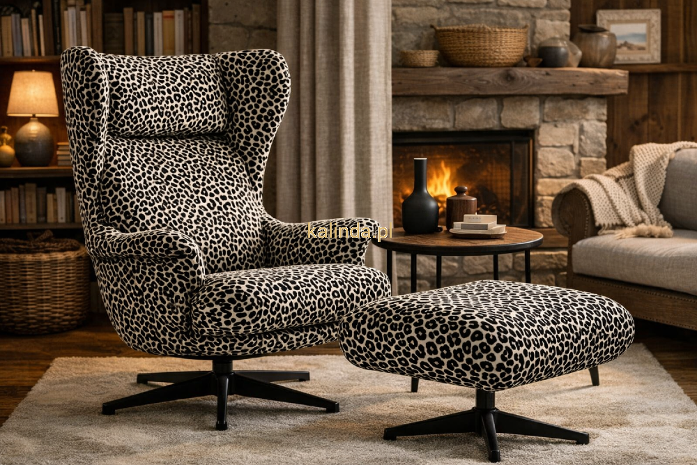 Fotel uszak i podnóżek obite tkaniną Wild w zwierzęcy wzór lamparta.png