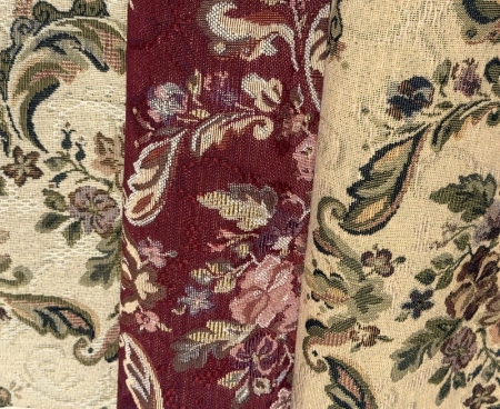 Tkanina tapicerska STYLÓWKA żakard we wzór damask w kolorze beżowym, kremowym i bordowym.JPG